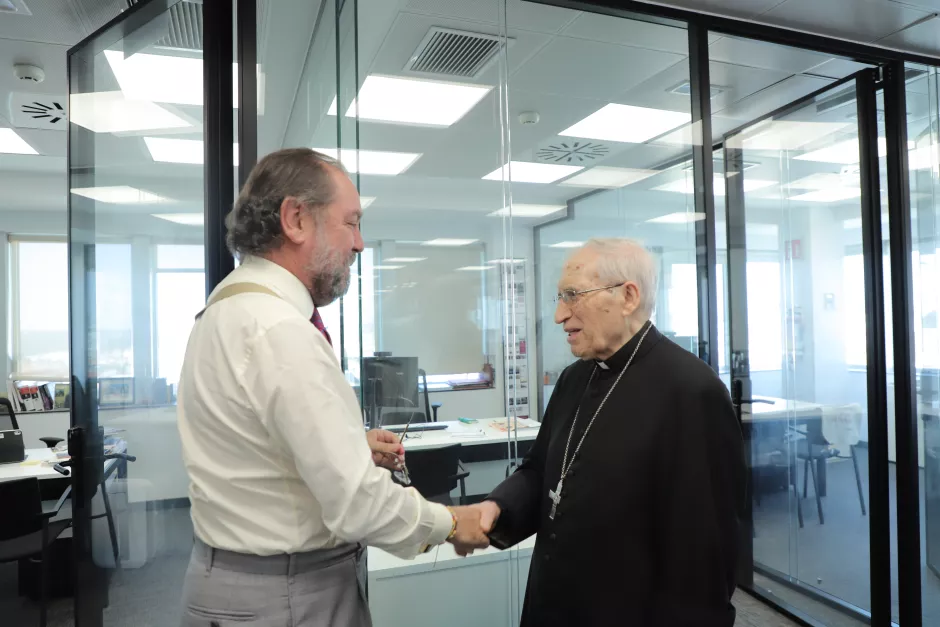 Le directeur de l'Opinion, Ramón Pérez-Maura, complimente le cardinal Rouco - Photo Thorun Piñeiro