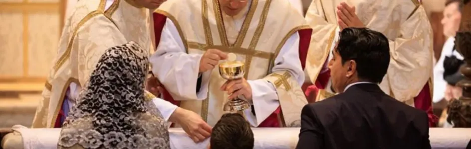Communion dans la main ou communion sur la langue ?